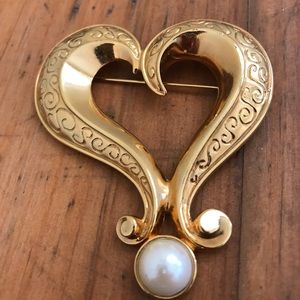 Avon Vintage Heart Pin/ Brooch with Pearl